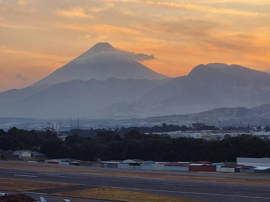 Amazing Volcano Views In Front Of Airport Гватемала Экстерьер фото